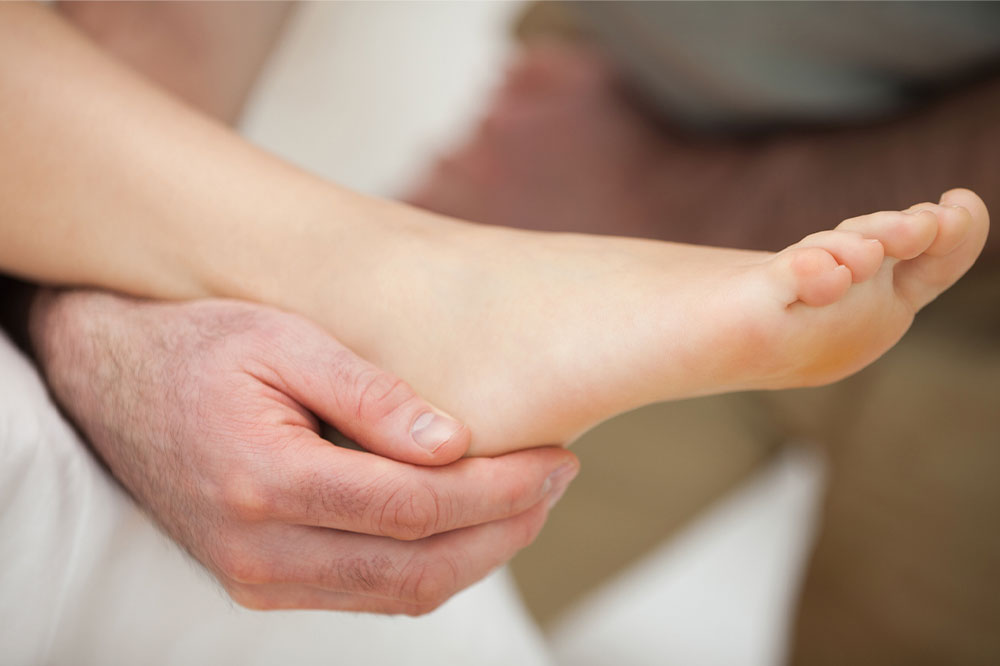 Symptoms, causes, and therapies for a dislocated ankle