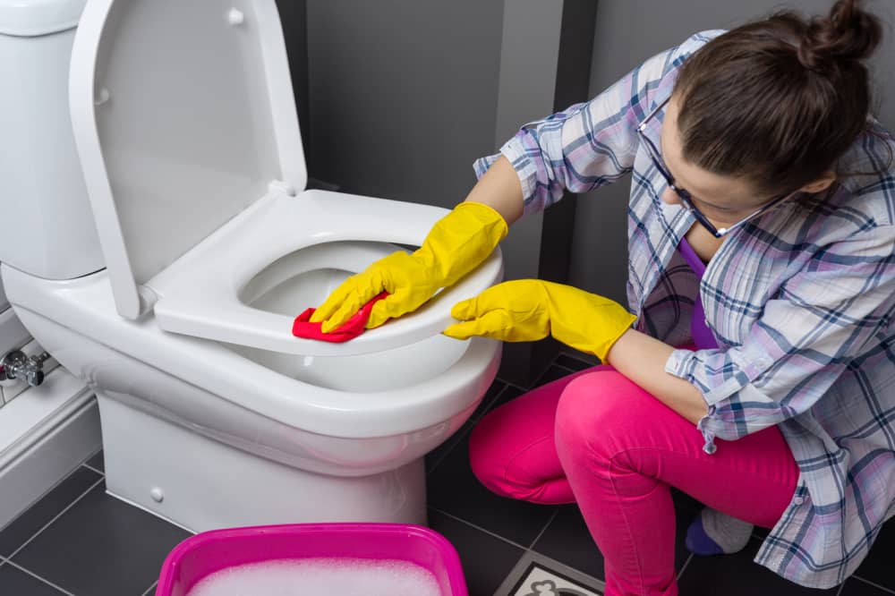 Home remedies to help unclog and clean a toilet